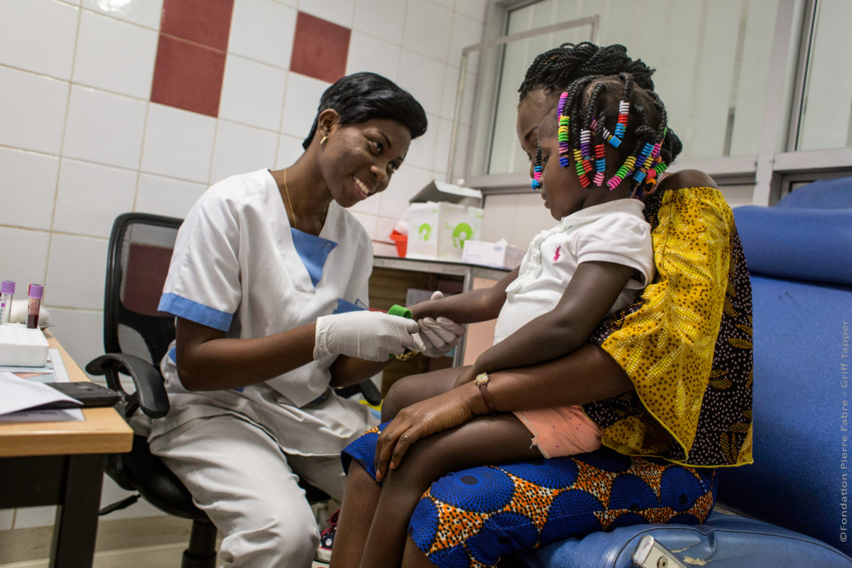 mère et enfant en consultation dans un centre médical en Afrique