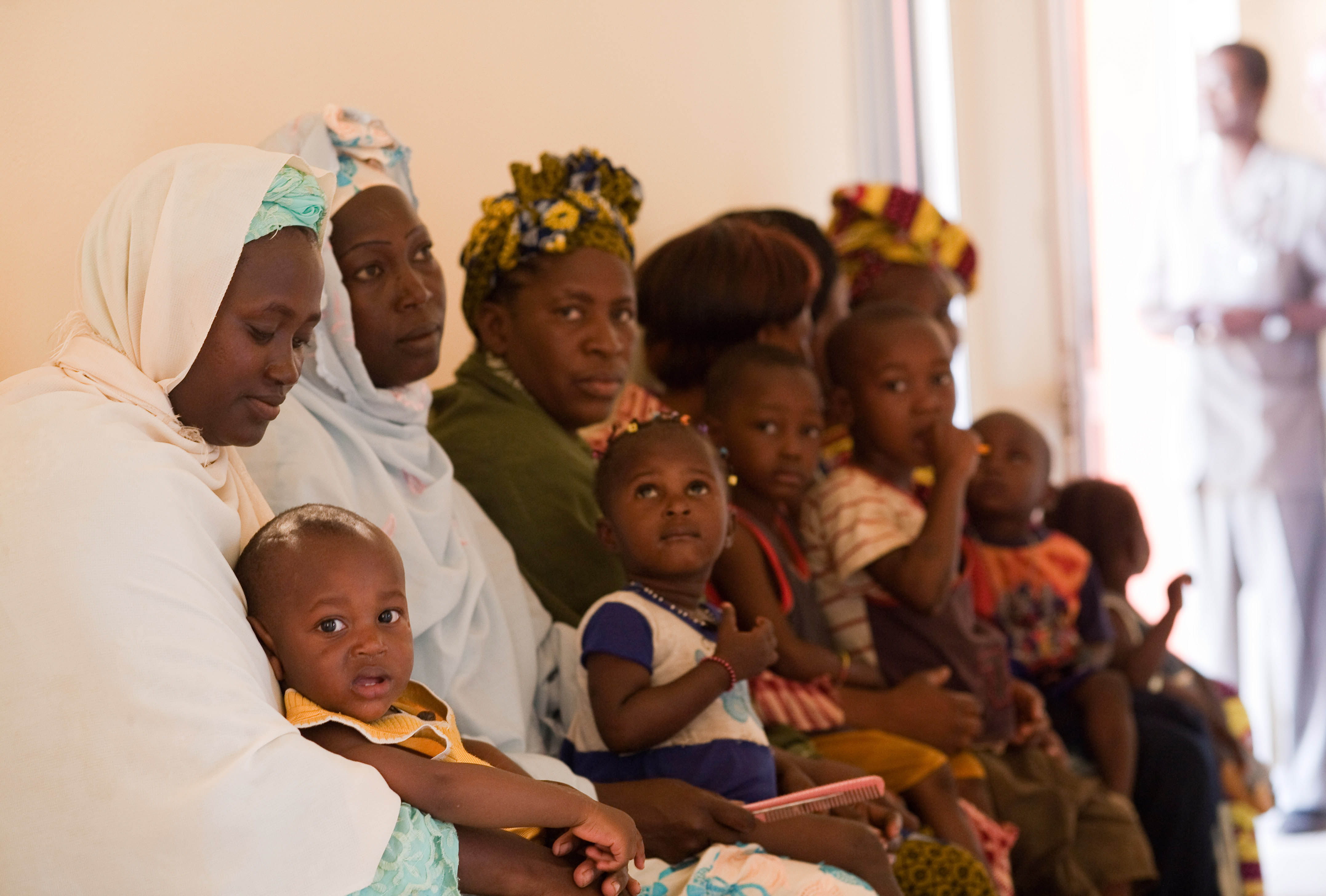 Mères et enfants africains dans salle d'attente