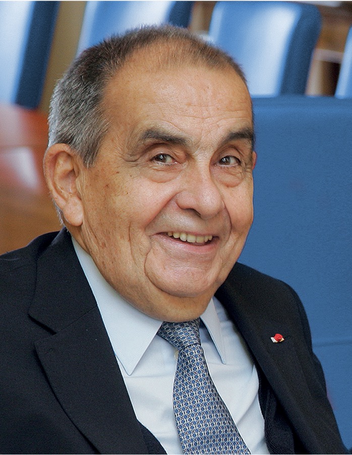 M.Pierre Fabre souriant assis