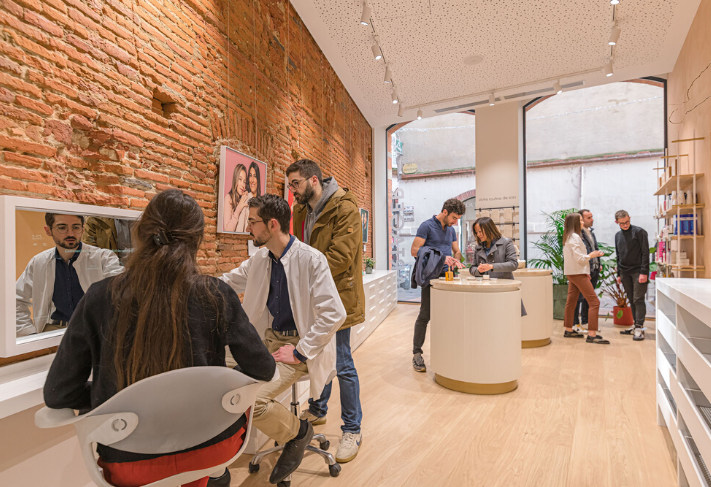 experts et visiteurs dans le Lab