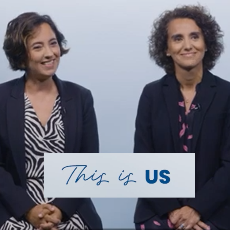 Deux top managers ambitieuses, souriantes en dialogue