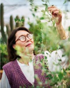 Une collaboratrice Pierre Fabre inspecte des plantes Une collaboratrice Pierre Fabre inspecte des plantes