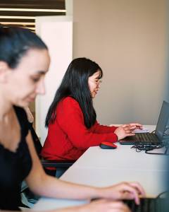 Pierre Fabre - deux collaboratrices travaillent côte à côte Deux collaboratrices travaillent côte à côte.