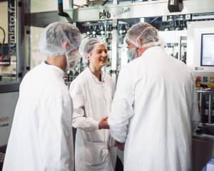 Pierre Fabre - Trois techniciens qui discutent dans une usine. Trois techniciens qui discutent dans une usine.