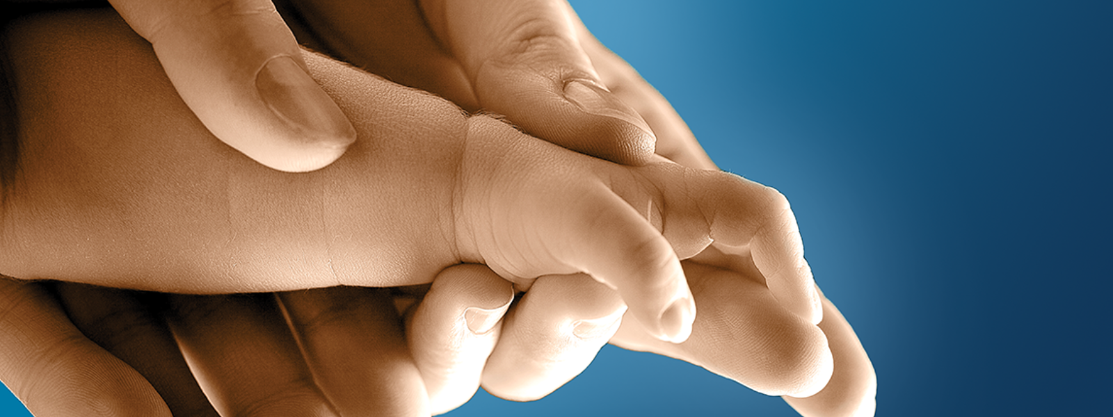 une main d'homme qui tient une main d'enfant