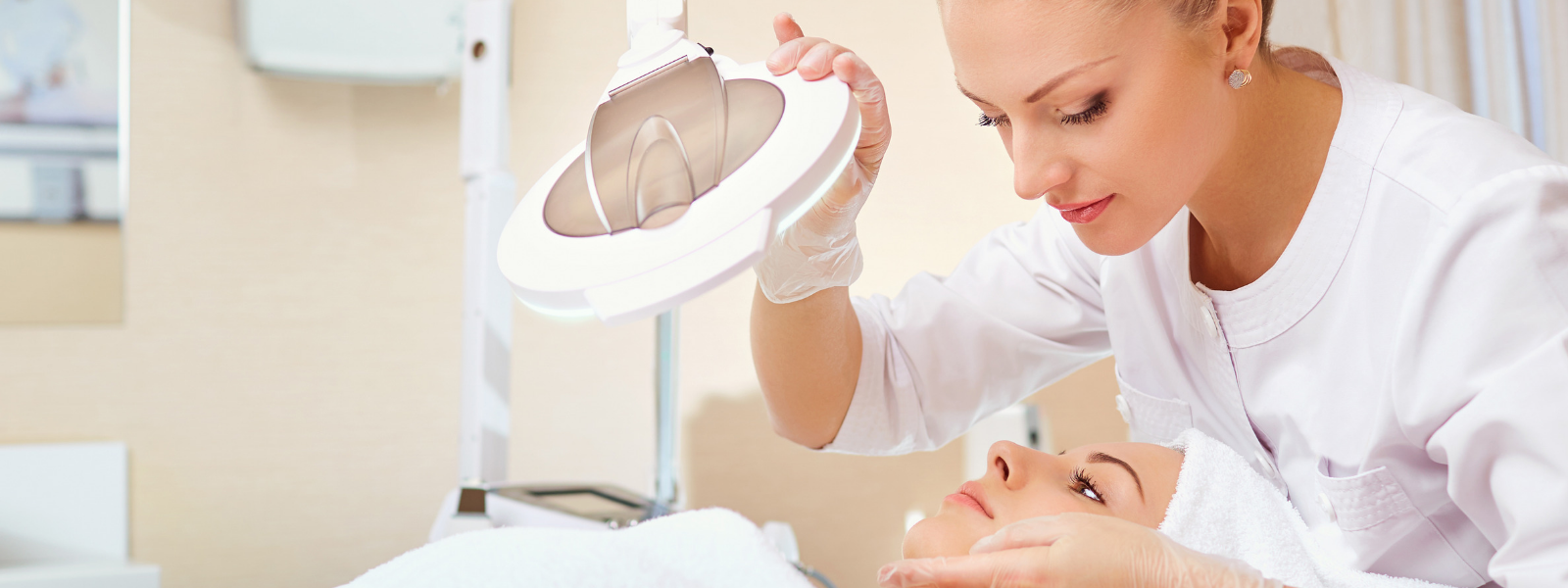 une dermatologue soigne une femme