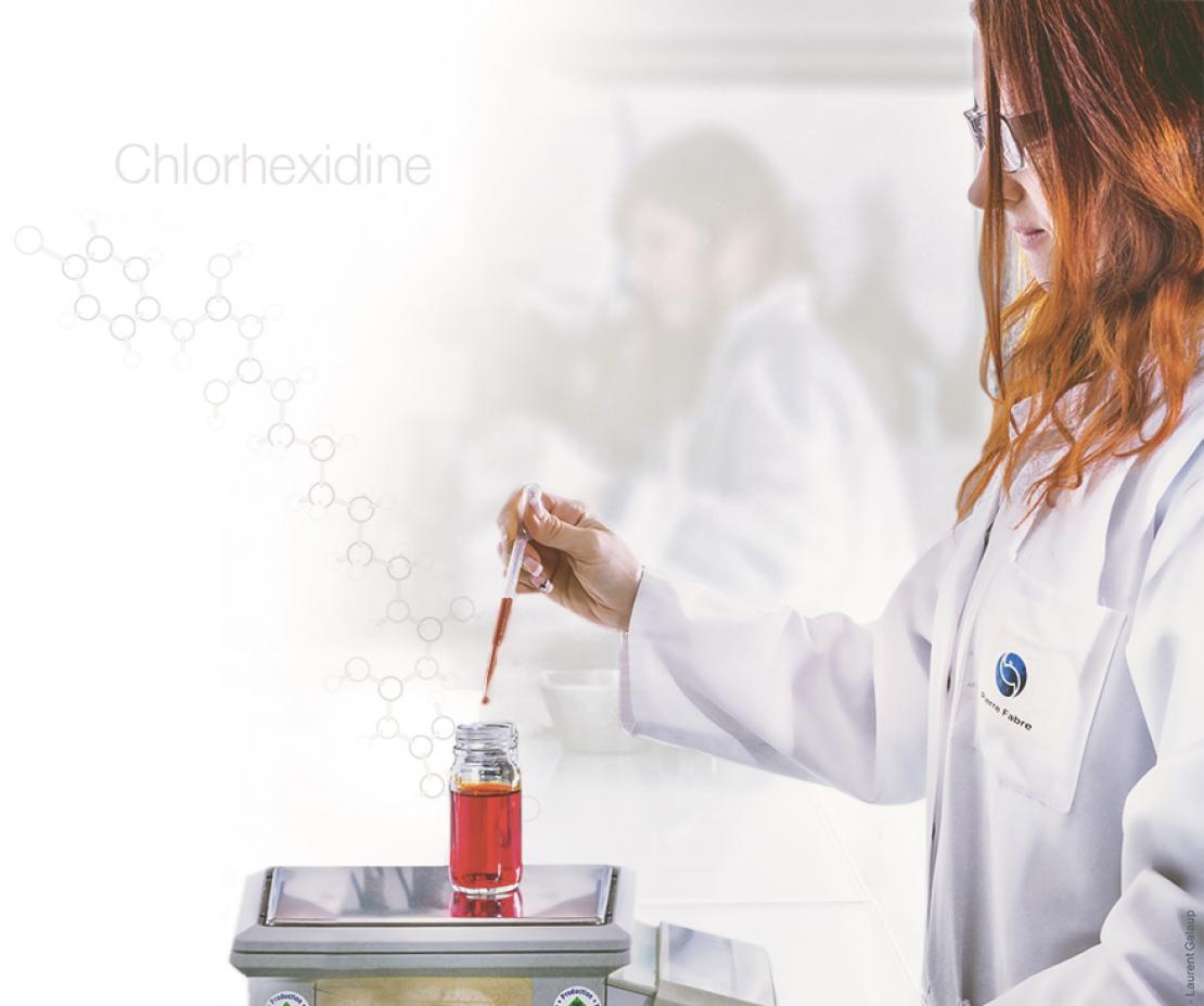 chercheuse avec pipette et eludril