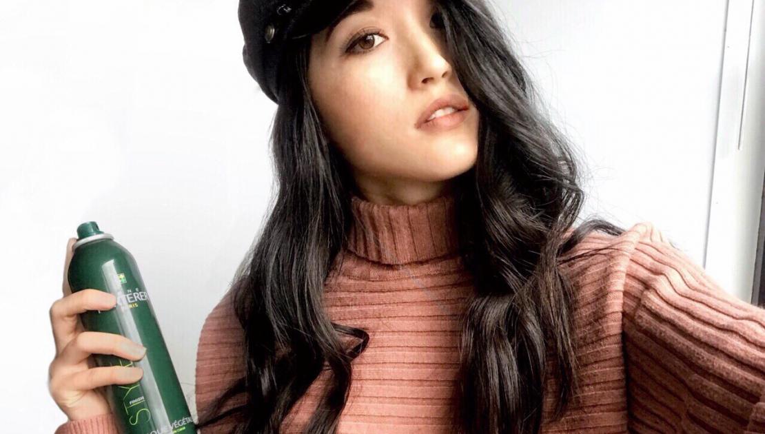 femme japon avec spray laque rene furterer