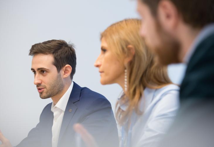 3 personnes en réunion