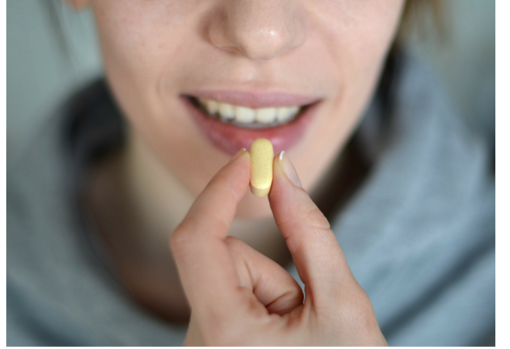 femme qui prend un médicament