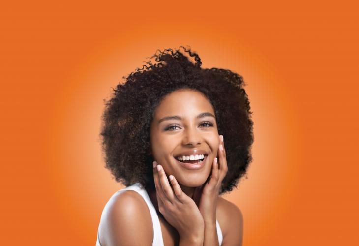 jeune femme metis sur fond orange