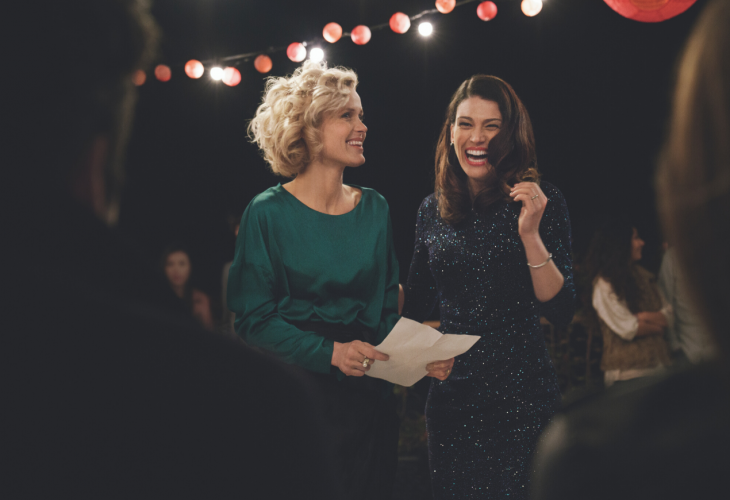 deux femmes qui rient ensemble
