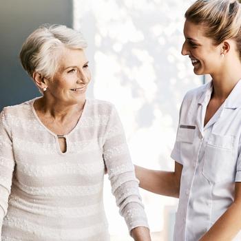 une infirmière et une patient agée