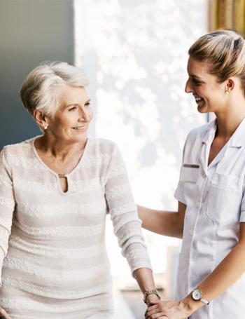 une infirmière et une patient agée